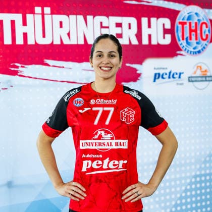 08.07.2026, GER, Handball, Frauen, Saison 2026 2027, Alsco 1.Bl, Thueringer HC Pressetermin Mannschaftsfoto Kelly de Abreu Rosa (Thueringer HC,3) 99974 Mühlhausen Automobile Peter GmbH - Peugeot Thüringen Deutschland *** July 8, 2026, GER, Handball, Women, 2026–2027 Season, Alsco 1st Division, Thueringer HC Press Event, Team Photo: Kelly de Abreu Rosa, Thueringer HC, 3 99974 Mühlhausen, Automobile Peter GmbH, Peugeot, Thuringia, Germany