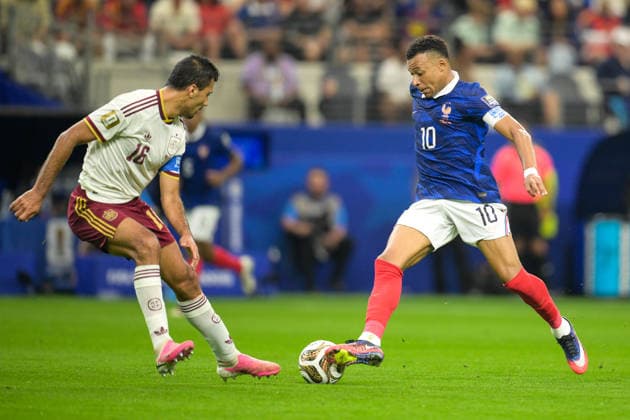 Fußball, WM 2026, 20260714, Frankreich - Spanien. Im Bild v.l. RODRI (Spanien, 16), Kylian MBAPPE (Frankreich, 10). Dallas Dallas-Stadion Texas Vereinigte Staaten von Amerika *** Soccer, 2026 World Cup, 20260714, France vs. Spain. Pictured, from left: RODRI (Spain, 16), Kylian MBAPPE (France, 10). Dallas Stadium, Dallas, Texas, United States of America Copyright: Passion2Press MarkusxFischerx