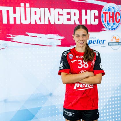 08.07.2026, GER, Handball, Frauen, Saison 2026 2027, Alsco 1.Bl, Thueringer HC Pressetermin Mannschaftsfoto Dilayla Alarslan (Thueringer HC,38) 99974 Mühlhausen Automobile Peter GmbH - Peugeot Thüringen Deutschland *** July 8, 2026, GER, Handball, Women, 2026–2027 Season, Alsco 1st Division, Thueringer HC Press Event Team Photo Dilayla Alarslan Thueringer HC, 38 99974 Mühlhausen Automobile Peter GmbH Peugeot Thuringia Germany