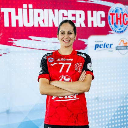 08.07.2026, GER, Handball, Frauen, Saison 2026 2027, Alsco 1.Bl, Thueringer HC Pressetermin Mannschaftsfoto Kelly de Abreu Rosa (Thueringer HC,3) 99974 Mühlhausen Automobile Peter GmbH - Peugeot Thüringen Deutschland *** July 8, 2026, GER, Handball, Women, 2026–2027 Season, Alsco 1st Division, Thueringer HC Press Event, Team Photo: Kelly de Abreu Rosa, Thueringer HC, 3 99974 Mühlhausen, Automobile Peter GmbH, Peugeot, Thuringia, Germany