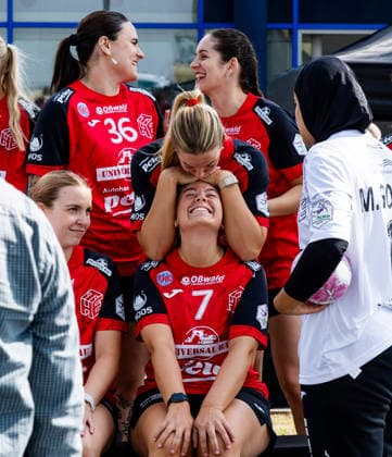 08.07.2026, GER, Handball, Frauen, Saison 2026 2027, Alsco 1.Bl, Thueringer HC Pressetermin Mannschaftsfoto Lotta Heider (Thueringer HC,7), Levke Kretschmann (Thueringer HC,14) 99974 Mühlhausen Automobile Peter GmbH - Peugeot Thüringen Deutschland *** July 8, 2026, GER, Handball, Women, 2026–2027 Season, Alsco 1st Division, Thuringer HC Press Event Team Photo Lotta Heider Thuringer HC, 7, Levke Kretschmann Thuringer HC, 14 99974 Mühlhausen Automobile Peter GmbH Peugeot Thuringia Germany