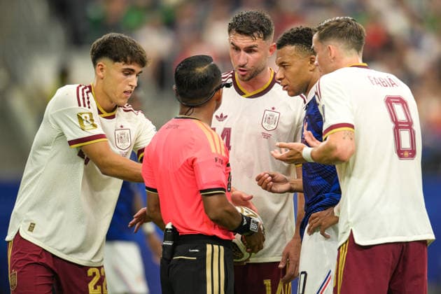 Fußball, WM 2026, 20260714, Frankreich - Spanien. Im Bild v.l. Innenverteidiger Pau CUBARSI (Spanien, 22), Schiedsrichter David MORAN (El Salvador), Aymeric LAPORTE (Spanien, 14), Kylian MBAPPE (Frankreich, 10), Fabian RUIZ (Spanien, 8). Dallas Dallas-Stadion Texas Vereinigte Staaten von Amerika *** Soccer, 2026 World Cup, 20260714, France vs. Spain. Pictured from left: Center back Pau CUBARSI (Spain), 22; Referee David MORAN (El Salvador); Aymeric LAPORTE (Spain), 14; Kylian MBAPPE (France), 10; Fabian RUIZ (Spain), 8. Dallas Stadium, Dallas, Texas, United States of America Copyright: Passion2Press MarkusxFischerx