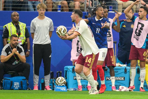 Fußball, WM 2026, 20260714, Frankreich - Spanien. Im Bild v.l. Aymeric LAPORTE (Spanien, 14), Michael OLISE (Frankreich, 11). Dallas Dallas-Stadion Texas Vereinigte Staaten von Amerika *** Soccer, 2026 World Cup, 20260714, France vs. Spain. Pictured, from left: Aymeric LAPORTE (Spain, 14), Michael OLISE (France, 11). Dallas Stadium, Dallas, Texas, United States of America Copyright: Passion2Press MarkusxFischerx