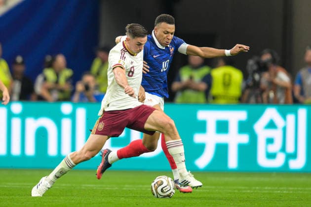 Fußball, WM 2026, 20260714, Frankreich - Spanien. Im Bild v.l. Fabian RUIZ (Spanien, 8), Kylian MBAPPE (Frankreich, 10) Zweikampf Ball. Dallas Dallas-Stadion Texas Vereinigte Staaten von Amerika *** Soccer, 2026 World Cup, 20260714, France vs. Spain. Pictured, from left: Fabian RUIZ (Spain, 8) and Kylian MBAPPE (France, 10) battling for the ball at Dallas Stadium in Dallas, Texas, United States of America. Copyright: Passion2Press MarkusxFischerx