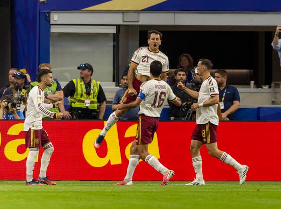 14.07.2026, Fussball Weltmeisterschaft 2026 in den USA, Halbfinale, Frankreich - Spanien, im AT&T Stadium (Dallas (Arlington)), Nach dem Elfmeter von Mikel Oyarzabal (mitte, Spanien) torjubel zum 1:0 ***FIFA regulations prohibit any use of photographs as image sequences and or quasi-video. EDITORIAL USE ONLY*** *** July 14, 2026, 2026 FIFA World Cup in the U.S., Semifinal, France vs. Spain, at AT&T Stadium in Dallas, Arlington. After Mikel Oyarzabal’s penalty kick in the middle of the game, Spain celebrates the 1–0 lead. ***FIFA regulations prohibit any use of photographs as image sequences and or quasi-video. EDITORIAL USE ONLY***