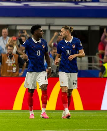 14.07.2026, Fussball Weltmeisterschaft 2026 in den USA, Halbfinale, Frankreich - Spanien, im AT&T Stadium (Dallas (Arlington)), v.li: Aurelien Tchouameni (Frankreich) und Adrien Rabiot (Frankreich) nachdenklich ***FIFA regulations prohibit any use of photographs as image sequences and or quasi-video. EDITORIAL USE ONLY*** *** July 14, 2026, 2026 FIFA World Cup in the U.S., Semifinal, France vs. Spain, at AT&T Stadium in Dallas, Arlington; from left: Aurélien Tchouameni (France) and Adrien Rabiot (France), deep in thought ***FIFA regulations prohibit any use of photographs as image sequences and or quasi-video. EDITORIAL USE ONLY***