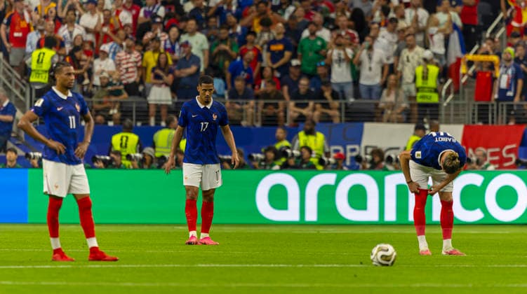 14.07.2026, Fussball Weltmeisterschaft 2026 in den USA, Halbfinale, Frankreich - Spanien, im AT&T Stadium (Dallas (Arlington)), William Saliba (Frankreich) nachdenklich ***FIFA regulations prohibit any use of photographs as image sequences and or quasi-video. EDITORIAL USE ONLY*** *** July 14, 2026, 2026 FIFA World Cup in the U.S., Semifinal, France vs. Spain, at AT&T Stadium in Dallas, Arlington; William Saliba of France looks pensive ***FIFA regulations prohibit any use of photographs as image sequences and or quasi-video. EDITORIAL USE ONLY***