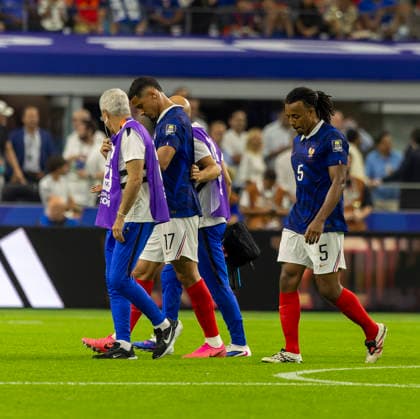 14.07.2026, Fussball Weltmeisterschaft 2026 in den USA, Halbfinale, Frankreich - Spanien, im AT&T Stadium (Dallas (Arlington)), William Saliba (Frankreich) muss aus dem Spiel wegen einer Verletzung ***FIFA regulations prohibit any use of photographs as image sequences and or quasi-video. EDITORIAL USE ONLY*** *** July 14, 2026, 2026 FIFA World Cup in the U.S., Semifinal, France vs. Spain, at AT&T Stadium in Dallas, Arlington; William Saliba of France is forced to leave the game due to an injury ***FIFA regulations prohibit any use of photographs as image sequences and or quasi-video; EDITORIAL USE ONLY***
