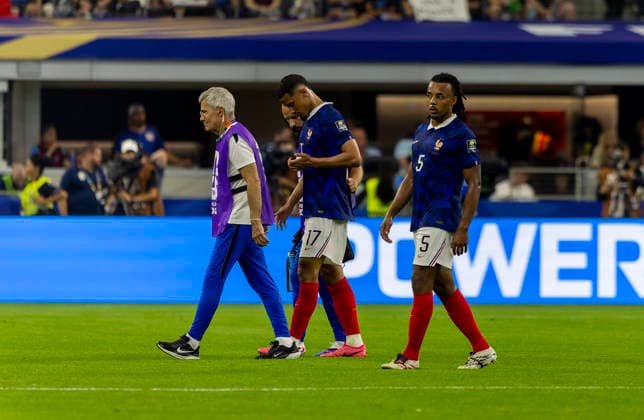 14.07.2026, Fussball Weltmeisterschaft 2026 in den USA, Halbfinale, Frankreich - Spanien, im AT&T Stadium (Dallas (Arlington)), William Saliba (Frankreich) muss aus dem Spiel wegen einer Verletzung ***FIFA regulations prohibit any use of photographs as image sequences and or quasi-video. EDITORIAL USE ONLY*** *** July 14, 2026, 2026 FIFA World Cup in the U.S., Semifinal, France vs. Spain, at AT&T Stadium in Dallas, Arlington; William Saliba of France is forced to leave the game due to an injury ***FIFA regulations prohibit any use of photographs as image sequences and or quasi-video; EDITORIAL USE ONLY***