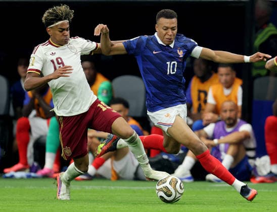 France v Spain: Semi Final - FIFA World Cup, WM, Weltmeisterschaft, Fussball 2026 Lamine Yamal of Spain and Kylian Mbappe of France challenge during the FIFA World Cup 2026 Semi Final match between France and Spain at Dallas Stadium on July 14, 2026 in Arlington, United States. Arlington Dallas Stadium TX United States Copyright: xAllstarxPicturexLibraryxLtdx