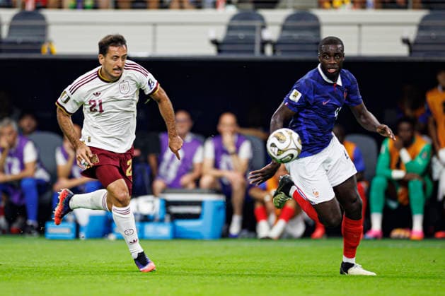 Mikel Oyarzabal and Dayot Upamecano seen during FIFA World Cup, WM, Weltmeisterschaft, Fussball 2026 semifinal game between national teams of France and Spain (Grzegorz Wajda Ball Raw Images) Arlington Dallas Stadium USA Copyright: xGrzegorzxWajdax grzegorzwajda_france_spain_26-71