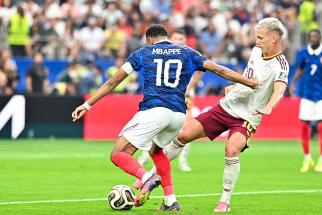 Kylian Mbappe of France (L) and Dani Olmo of Spain (R) fight for possession during a FIFA Men’s World Cup 2026 semi-final football match between France and Spain at Dallas Stadium, in Arlington on July 14th 2026 (Photo by Nayra Halm SPP)  Copyright: xNayraxHalm SPPx Sportspressphoto_SPR190701