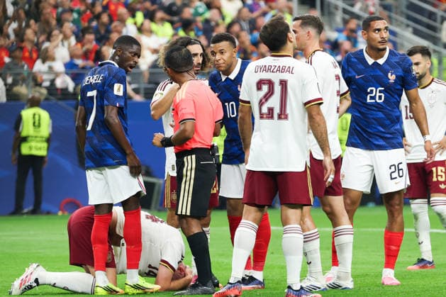 Kylian Mbappe of France (C) argues with the Referee Ivan Arcides Barton Cisneros during a FIFA Men’s World Cup 2026 semi-final football match between France and Spain at Dallas Stadium, in Arlington on July 14th 2026 (Photo by Leo Barrilari SPP)  Copyright: xLeoxBarrilari SPPx Sportspressphoto_SPR190715