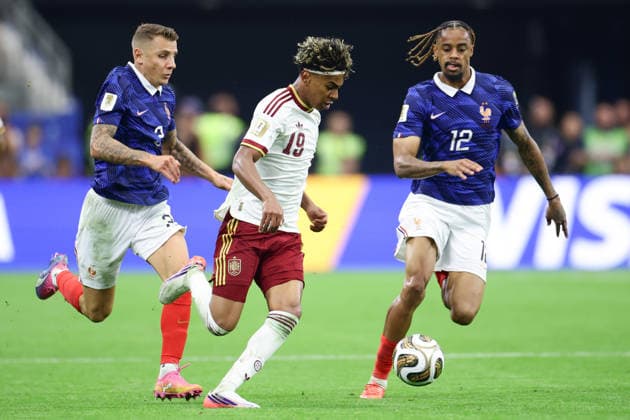 Bradley Barcola (R) of France challenges Lamine Yamal (C) of Spain for the ball during a 2026 FIFA World Cup, WM, Weltmeisterschaft, Fussball semifinal match between France and Spain at AT&T stadium in Arlington, United States, 14 July 2026. FIFA World Cup 2026 Semifinal: France - Spain !ACHTUNG: NUR REDAKTIONELLE NUTZUNG!  Copyright: xCarlosxRamírezx GR2124 20260714-55020894412_1
