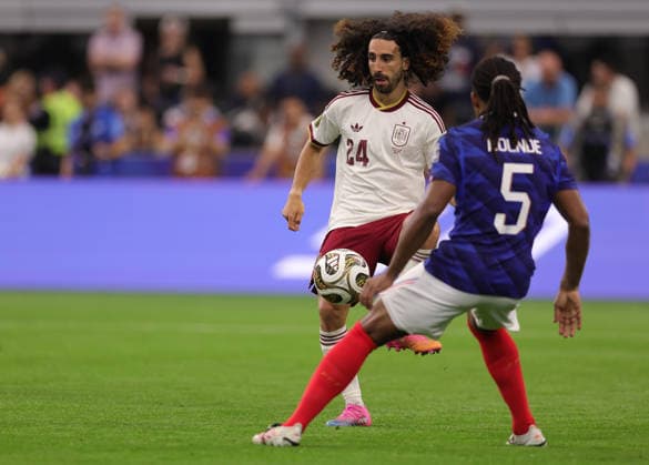 US Soccer World Cup France - Spain 9205621 14.07.2026 Spain s Marc Cucurella and France s Jules Kounde struggle for the ball during the FIFA World Cup, WM, Weltmeisterschaft, Fussball 2026 semi-final soccer match between France and Spain at Dallas Stadium in Arlington, Texas, United States. Nafis Sirazetdinov Sputnik Arlington Texas USA  Copyright: xNafisxSirazetdinovx
