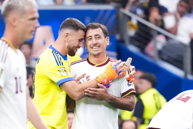 Unai Simon of Spain (L) hugs Mikel Oyarzabal of Spain (R) during a FIFA Men’s World Cup 2026 semi-final football match between France and Spain at Dallas Stadium, in Arlington on July 14th 2026 (Photo by Alexandra Fechete SPP)  Copyright: xAlexandraxFechete SPPx Sportspressphoto_SPR190731