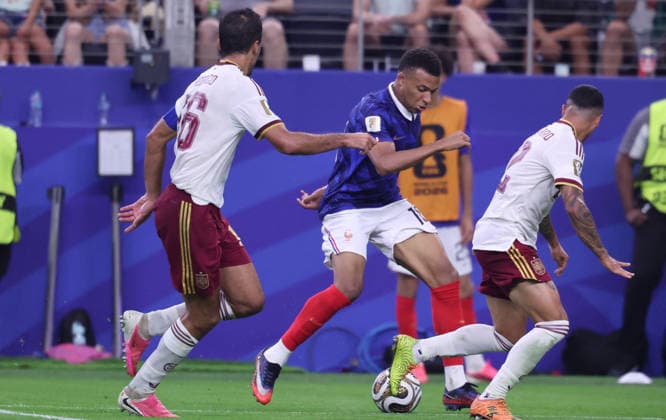 2026 World Cup - France v Spain Kylian Mbappé (10) from France during the 2026 FIFA World Cup, WM, Weltmeisterschaft, Fussball semi-final football match between France and Spain at Dallas Stadium on July 14, 2026 in Arlington, Texas. Photo by Charles Guerin ABACAPRESS.COM Arlington Texas United States  Copyright: xGuerinxCharles ABACAx