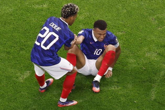 FIFA World Cup, WM, Weltmeisterschaft, Fussball 2026 semifinals - France vs Spain Desire Doue (L) of France helps up teammate Kylian Mbappe during the FIFA World Cup 2026 semifinals match France against Spain, in Dallas, USA, 14 July 2026. DALLAS United States  Copyright: xSHAWNxTHEWx