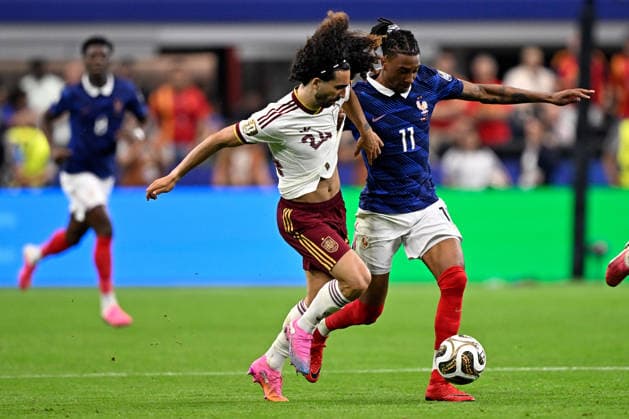 2026-07-14 France v Spain - Semi Final - FIFA World Cup, WM, Weltmeisterschaft, Fussball 2026 ARLINGTON, UNITED STATES - JULY 14: Marc Cucurella of Spain, Michael Olise of France during the Semi Final - FIFA World Cup 2026 match between France and Spain at Dallas Stadium on July 14, 2026 in Arlington, Texas. (Photo by Pablo Morano BSR Agency) Arlington United States Content not available for redistribution in The Netherlands directly or indirectly through any third parties. Copyright: xBSRxAgencyx