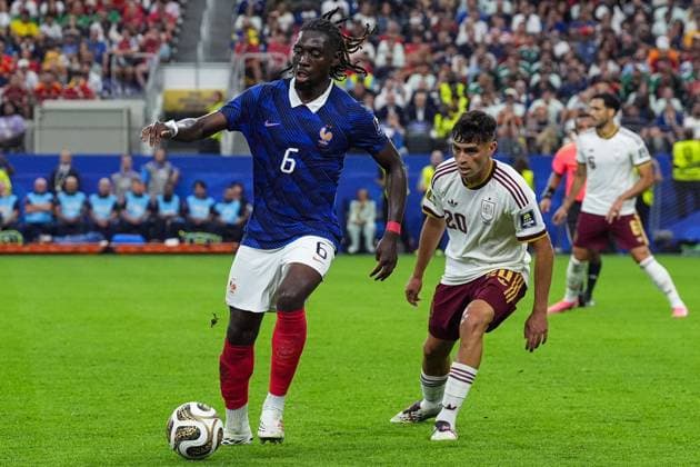 Kouadio KonÃ of France is pressured by Pedri of Spain France v Spain, 2026 FIFA World Cup, WM, Weltmeisterschaft, Fussball Semi-final, Football, Dallas Stadium, Arlington, Texas, USA - 14 Jul 2026Arlington Dallas Stadium Texas (TX) United States of America  Copyright: xIsmaelxAdnan Shutterstockx 16991340ds