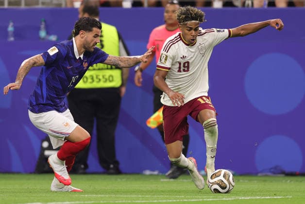 US Soccer World Cup France - Spain 9205632 14.07.2026 France s Theo Hernandez and Spain s Lamine Yamal struggle for the ball during the FIFA World Cup, WM, Weltmeisterschaft, Fussball 2026 semi-final soccer match between France and Spain at Dallas Stadium in Arlington, Texas, United States. Nafis Sirazetdinov Sputnik Arlington Texas USA  Copyright: xNafisxSirazetdinovx