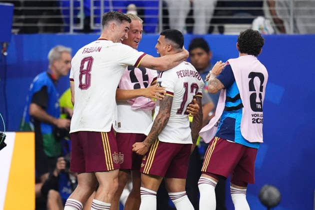 July 14, 2026, Arlington, Texas, United States: Pedro Porro of Spain celebrates after scoring his team s second goal with teammates during the FIFA World Cup, WM, Weltmeisterschaft, Fussball 2026 Semi Final match between France and Spain at Dallas Stadium on July 14, 2026 in Arlington, Texas. Arlington United States - ZUMAa181 20260714_zaa_a181_110 Copyright: xJosexBretonx