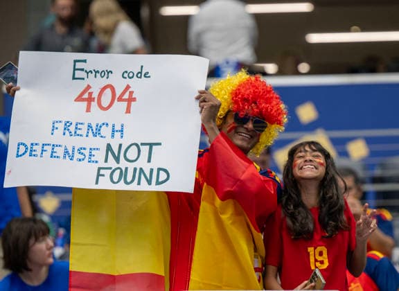 July 14, 2026, Arlington, Texas, USA: Spain fans hold sign reading Erroe Code 404 French Defense Not Found ahead of the Spain France semifinal match od World cup in Arlington, Texas. Arlington USA - ZUMAm147 20260714_zap_m147_003 Copyright: xHossxMcBainx