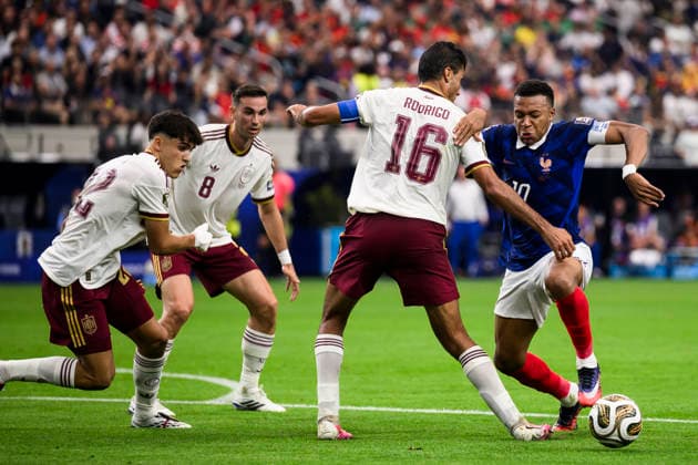 France v Spain - FIFA World Cup, WM, Weltmeisterschaft, Fussball 2026 Kylian Mbappe of France competes for the ball with Rodri of Spain during the FIFA World Cup 2026 semi final football match between France and Spain. Arlington United States Copyright: xNicolòxCampox