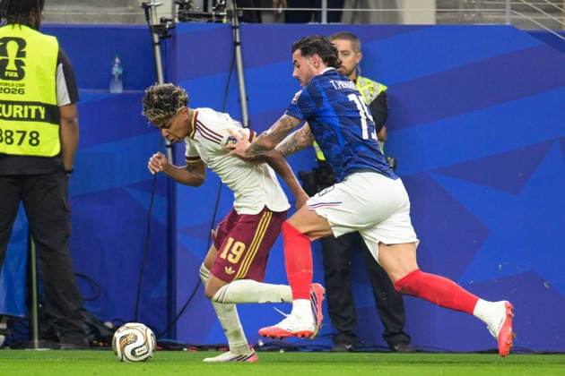 Fußball, WM 2026, 20260714, Frankreich - Spanien. Im Bild v.l. Lamine YAMAL (Spanien, 19), Theo HERNANDEZ (Frankreich, 19) Zweikampf Ball. Dallas Dallas-Stadion Texas Vereinigte Staaten von Amerika *** Soccer, 2026 World Cup, 20260714, France vs. Spain. Pictured, from left: Lamine YAMAL (Spain, 19) and Theo HERNANDEZ (France, 19) in a tackle for the ball at Dallas Stadium in Dallas, Texas, United States of America Copyright: Passion2Press MarkusxFischerx