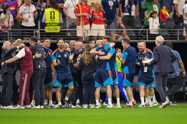 Fußball, WM 2026, 20260714, Frankreich - Spanien. Im Bild Schlussjubel spanische Bank Spielerbank Ersatzbank. Dallas Dallas-Stadion Texas Vereinigte Staaten von Amerika *** Soccer, 2026 World Cup, 20260714, France vs. Spain. Pictured: Celebrations on the Spanish bench, players bench, and substitutes bench at Dallas Stadium in Dallas, Texas, United States of America Copyright: Passion2Press MarkusxFischerx