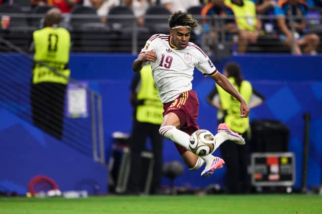 France v Spain - FIFA World Cup, WM, Weltmeisterschaft, Fussball 2026 Lamine Yamal of Spain controls the ball during the FIFA World Cup 2026 semi final football match between France and Spain. Arlington United States Copyright: xNicolòxCampox