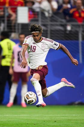 France v Spain - FIFA World Cup, WM, Weltmeisterschaft, Fussball 2026 Lamine Yamal of Spain controls the ball during the FIFA World Cup 2026 semi final football match between France and Spain. Arlington United States Copyright: xNicolòxCampox