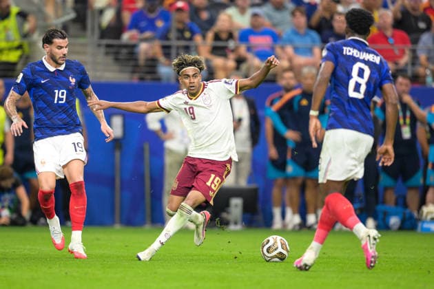 Fußball, WM 2026, 20260714, Frankreich - Spanien. Im Bild v.l. Theo HERNANDEZ (Frankreich, 19), Lamine YAMAL (Spanien, 19), Aurelien TCHOUAMENI (Frankreich, 8). Dallas Dallas-Stadion Texas Vereinigte Staaten von Amerika *** Soccer, 2026 World Cup, 20260714, France vs. Spain. Pictured, from left: Theo HERNANDEZ (France, 19), Lamine YAMAL (Spain, 19), Aurelien TCHOUAMENI (France, 8). Dallas Stadium, Dallas, Texas, United States of America Copyright: Passion2Press MarkusxFischerx