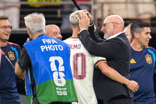 Fußball, WM 2026, 20260714, Frankreich - Spanien. Im Bild Schlussjubel, v.l. Dani OLMO (Spanien, 10), Trainer Spanien Luis DE LA FUENTE. Dallas Dallas-Stadion Texas Vereinigte Staaten von Amerika *** Soccer, 2026 World Cup, 20260714, France vs. Spain. Pictured: Celebrations at the end of the game; from left: Dani Olmo (Spain), No. 10; Spain s coach, Luis de la Fuente; Dallas Stadium, Dallas, Texas, United States of America Copyright: Passion2Press MarkusxFischerx