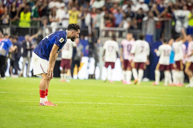 FOOTBALL : France vs Espagne Demi-finale de la Coupe du Monde de la FIFA 2026. Dallas Stadium (AT&T Stadium), Arlington, Texas, Etats-Unis. 14 07 2026. joueurs de l Ã quipe de France affichent leur dÃ ception apres leur dÃ faite face Ã l Espagne lors de la demi-finale de la Coupe du Monde de la FIFA 2026 au Mercedes-Benz Stadium d Atlanta, en GÃ orgie (Etats-Unis), le 14 juillet 2026.  Copyright: xelyxandroxcegarrax
