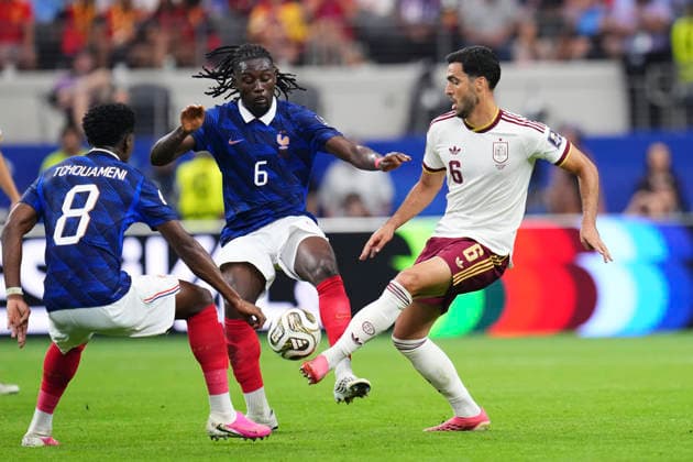 July 14, 2026, Arlington, Texas, United States: Mikel Merino of Spain and Manu Kone of France compete for the ball during the FIFA World Cup, WM, Weltmeisterschaft, Fussball 2026 Semi Final match between France and Spain at Dallas Stadium on July 14, 2026 in Arlington, Texas. France V Spain: Semi Final - FIFA World Cup 2026  - ZUMAa181 20260714_zaa_a181_126 Copyright: xJosexBretonx