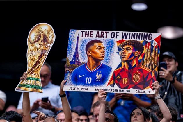 DALLAS - supporters with a sign for Kylian Mbappe of France and Lamine Yamal of Spain during the 2026 World Cup match between France and Spain at Dallas Stadium on July 14, 2026, in Dallas, United States. (Photo by Stefan Koops EYE4IMAGES DeFodi Images) - *** DALLAS fans holding a sign for Kylian Mbappé of France and Lamine Yamal of Spain during the 2026 World Cup match between France and Spain at Dallas Stadium on July 14, 2026, in Dallas, United States. Photo by Stefan Koops, EYE4IMAGES, DeFodi Images