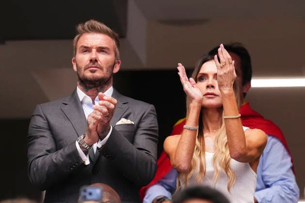 July 14, 2026, Arlington, Texas, United States: David Beckham and Victoria Beckham are seen during the FIFA World Cup, WM, Weltmeisterschaft, Fussball 2026 Semi Final match between France and Spain at Dallas Stadium on July 14, 2026 in Arlington, Texas. Arlington United States - ZUMAa181 20260714_zaa_a181_148 Copyright: xJosexBretonx