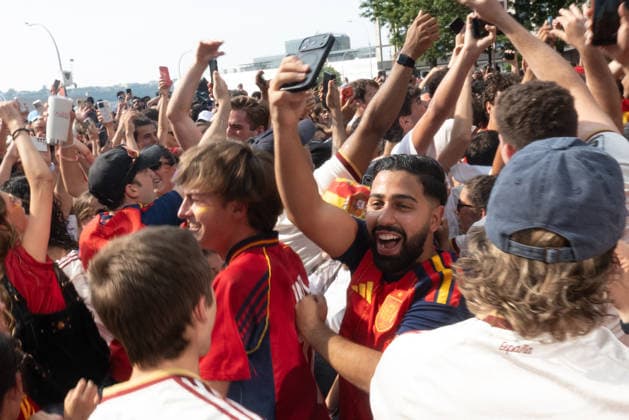 July 14, 2026, New York, New York, USA: Spain fans react and cheer at the Hudson Yards viewing area as Spain defeats France 2-0 in the World Cup Semifinals on July 14, 2026 in New York. Spain Fans Celebrate World Cup Win Over France At Hudson Yards  - ZUMAb148 20260714_zap_b148_001 Copyright: xBryanxSmithx