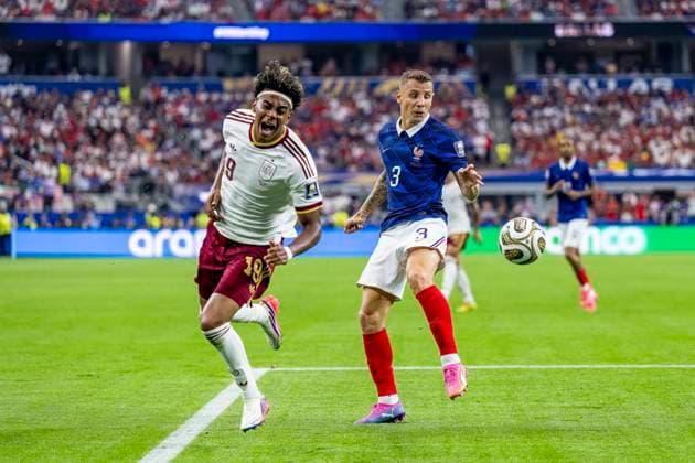 DALLAS - (lr) Lamine Yamal of Spain and Lucas Digne of France during the 2026 World Cup match between France and Spain at Dallas Stadium on July 14, 2026, in Dallas, United States. (Photo by Stefan Koops EYE4IMAGES DeFodi Images) - *** DALLAS — Lamine Yamal of Spain and Lucas Digne of France during the 2026 World Cup match between France and Spain at Dallas Stadium on July 14, 2026, in Dallas, United States. Photo by Stefan Koops, EYE4IMAGES, DeFodi Images