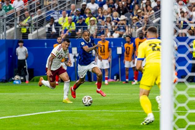 DALLAS - (lr) Pedro Porro of Spain and Bradley Barcola of France during the 2026 World Cup match between France and Spain at Dallas Stadium on July 14, 2026, in Dallas, United States. (Photo by Stefan Koops EYE4IMAGES DeFodi Images) - *** DALLAS — Pedro Porro of Spain and Bradley Barcola of France during the 2026 World Cup match between France and Spain at Dallas Stadium on July 14, 2026, in Dallas, United States. Photo by Stefan Koops, EYE4IMAGES, DeFodi Images