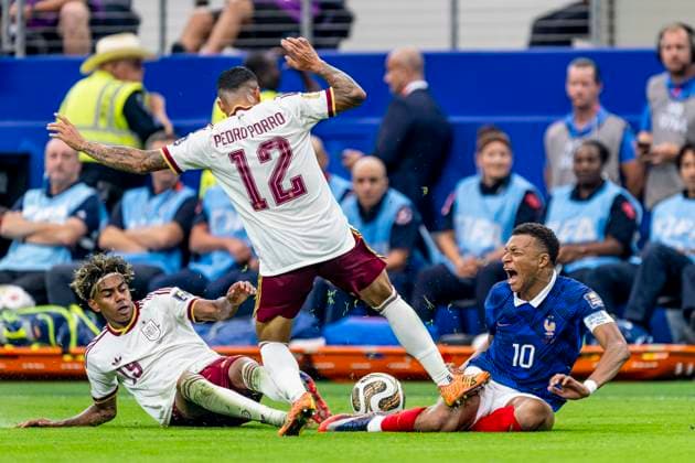 DALLAS - (lr) Lamine Yamal of Spain and Kylian Mbappe of France during the 2026 World Cup match between France and Spain at Dallas Stadium on July 14, 2026, in Dallas, United States. (Photo by Stefan Koops EYE4IMAGES DeFodi Images) - *** DALLAS — Lamine Yamal of Spain and Kylian Mbappé of France during the 2026 World Cup match between France and Spain at Dallas Stadium on July 14, 2026, in Dallas, United States. Photo by Stefan Koops, EYE4IMAGES, DeFodi Images