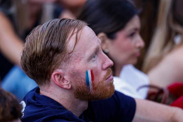 People watch the Spain vs France at a watch party in Los Angeles French football supporters react as they watch the FIFA World Cup, WM, Weltmeisterschaft, Fussball 2026 semifinal match between France and Spain during a public watch party at The Penmar in Los Angeles, California, USA, 14 July 2026 LOS ANGELES CALIFORNIA UNITED STATES  Copyright: xCHRISxTORRESx