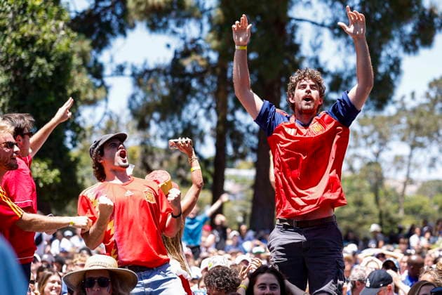 People watch the Spain vs France at a watch party in Los Angeles Spanish football supporters celebrate after Spain scored a goal at the FIFA World Cup, WM, Weltmeisterschaft, Fussball 2026 semifinal match between France and Spain during a public watch party at The Penmar in Los Angeles, California, USA, 14 July 2026 LOS ANGELES CALIFORNIA UNITED STATES  Copyright: xCHRISxTORRESx