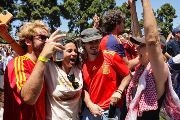 People watch the Spain vs France at a watch party in Los Angeles Spanish football supporters celebrate winning the FIFA World Cup, WM, Weltmeisterschaft, Fussball 2026 semifinal match between France and Spain during a public watch party at The Penmar in Los Angeles, California, USA, 14 July 2026 LOS ANGELES CALIFORNIA UNITED STATES  Copyright: xCHRISxTORRESx