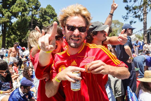 People watch the Spain vs France at a watch party in Los Angeles Spanish football supporters celebrate winning the FIFA World Cup, WM, Weltmeisterschaft, Fussball 2026 semifinal match between France and Spain during a public watch party at The Penmar in Los Angeles, California, USA, 14 July 2026 LOS ANGELES CALIFORNIA UNITED STATES  Copyright: xCHRISxTORRESx