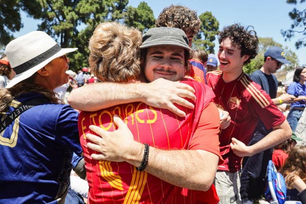 People watch the Spain vs France at a watch party in Los Angeles Spanish football supporters celebrate winning the FIFA World Cup, WM, Weltmeisterschaft, Fussball 2026 semifinal match between France and Spain during a public watch party at The Penmar in Los Angeles, California, USA, 14 July 2026 LOS ANGELES CALIFORNIA UNITED STATES  Copyright: xCHRISxTORRESx