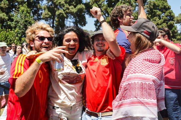 People watch the Spain vs France at a watch party in Los Angeles Spanish football supporters celebrate winning the FIFA World Cup, WM, Weltmeisterschaft, Fussball 2026 semifinal match between France and Spain during a public watch party at The Penmar in Los Angeles, California, USA, 14 July 2026 LOS ANGELES CALIFORNIA UNITED STATES  Copyright: xCHRISxTORRESx