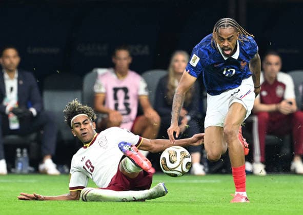ARLINGTON, TEXAS - JULY 14: Bradley Barcola of France battles for the ball with Lamine Yamal of Spain during the FIFA World Cup, WM, Weltmeisterschaft, Fussball 2026 Semi Final match between France and Spain at Dallas Stadium on July 14, 2026 in Arlington, Texas.  Copyright: xMBxMediax