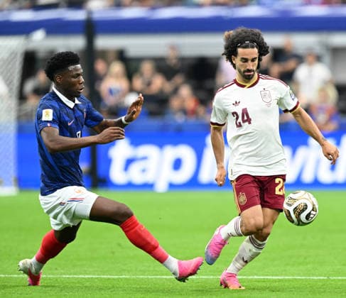 ARLINGTON, TEXAS - JULY 14: AurÃ lien TchouamÃ ni of France battles for the ball with Marc Cucurella of Spain during the FIFA World Cup, WM, Weltmeisterschaft, Fussball 2026 Semi Final match between France and Spain at Dallas Stadium on July 14, 2026 in Arlington, Texas.  Copyright: xMBxMediax